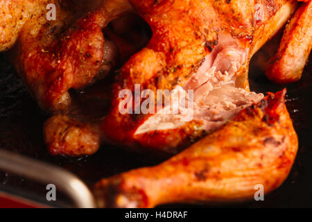 Gebackenes Huhn mit frisch gebräunte Kruste Closeup. Stockfoto