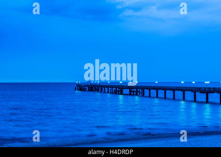 Binz, Mecklenburg-West Pomerania, Deutschland, Europa, Blick auf die Seebrücke in der Dämmerung, Stockfoto