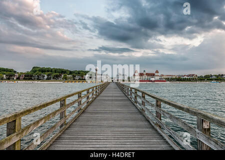 Binz, Mecklenburg-West Pomerania, Deutschland, Europa, Blick auf die Seebrücke und das Health Resort Haus mit Strand in der Abenddämmerung, Stockfoto