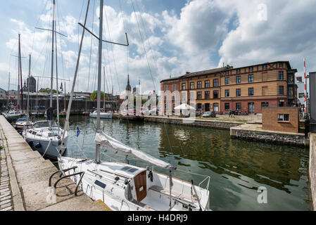 Stralsund, Mecklenburg-West Pomerania, Deutschland, Europa, Segelboote und Speicher-Altbau im Hafen Stralsund Stockfoto