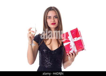 Junge Frau hält ein Geschenk und ein Glas Champagner Stockfoto