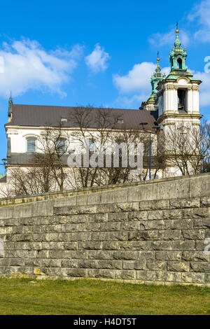 Dom Na Skalce, das älteste Heiligtum in der Stadt Krakau in der Nähe von Weichsel, Polen Stockfoto