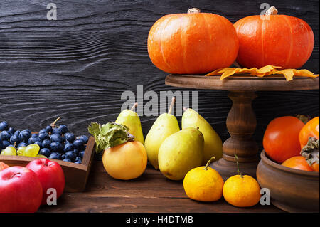 Stilleben mit Kürbis und Herbst Früchte im rustikalen Stil mit Textfreiraum Stockfoto