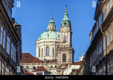 Architektonisches Schmuckstück im Stil des Barock, Kirche St. Nikolaus Prager Kleinseite, Prag, Tschechien Stockfoto