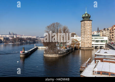 Gotischer Wasserturm, Manes, Moldau-Ufer. Prag, Tschechische Republik Prager Burg Fluss im Winter Stadtbild Stockfoto