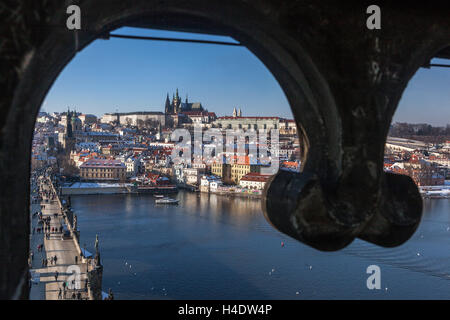 Blick auf die Prager Burg von einem Fenster über die Moldau Altstadt Karlsbrücke Turm Mala Strana Bezirk Hradcany Prag Tschechische Republik Architektur Stockfoto