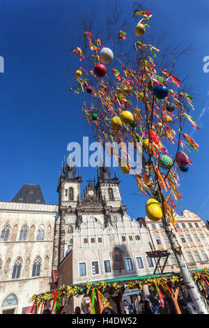 Prag Ostern Baum mit gefärbten Eiern auf dem Altstädter Ring in der Osterzeit Märkte, Prag, Tschechische Republik eingerichtet Stockfoto