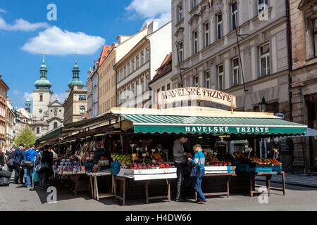 Prager Markt Marktplatz und Stände am Havelske Trziste Platz, Altstadt Prag, Tschechische Republik Stockfoto