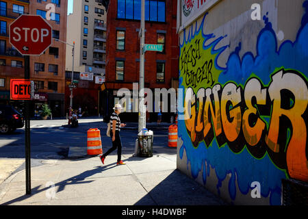 Straßenansicht mit Graffiti an der Wand in Chinatown im Osten Broadway.New York City, USA Stockfoto