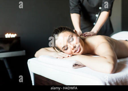 Hübsche junge Frau mit einer Massage im Wellness-center Stockfoto