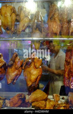 Kantonesischen Stil gebratene Enten, Hühner- und Schweinefleisch hängenden innerhalb des Fensters von einem Chinesischen Restaurant in Chinatown. Manhattan, New York, USA Stockfoto