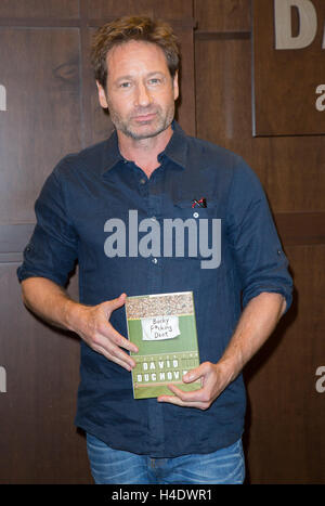 David Duchovny besucht eine Unterzeichnung für sein Buch "Bucky F * Cking Dent" im Barnes & Noble im The Grove am 22. Juni 2016 in Los Angeles, Kalifornien. Stockfoto