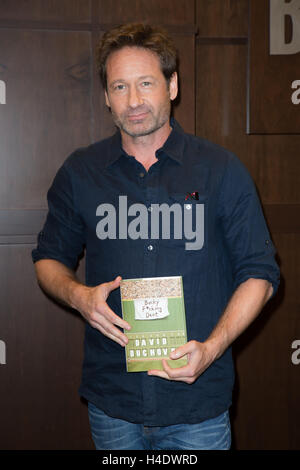 David Duchovny besucht eine Unterzeichnung für sein Buch "Bucky F * Cking Dent" im Barnes & Noble im The Grove am 22. Juni 2016 in Los Angeles, Kalifornien. Stockfoto