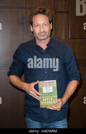 David Duchovny besucht eine Unterzeichnung für sein Buch "Bucky F * Cking Dent" im Barnes & Noble im The Grove am 22. Juni 2016 in Los Angeles, Kalifornien. Stockfoto