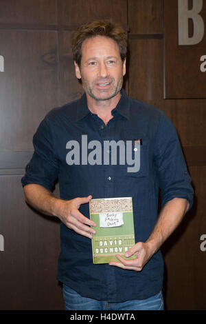 David Duchovny besucht eine Unterzeichnung für sein Buch "Bucky F * Cking Dent" im Barnes & Noble im The Grove am 22. Juni 2016 in Los Angeles, Kalifornien. Stockfoto