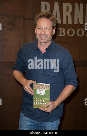 David Duchovny besucht eine Unterzeichnung für sein Buch "Bucky F * Cking Dent" im Barnes & Noble im The Grove am 22. Juni 2016 in Los Angeles, Kalifornien. Stockfoto