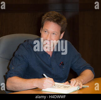 David Duchovny besucht eine Unterzeichnung für sein Buch "Bucky F * Cking Dent" im Barnes & Noble im The Grove am 22. Juni 2016 in Los Angeles, Kalifornien. Stockfoto