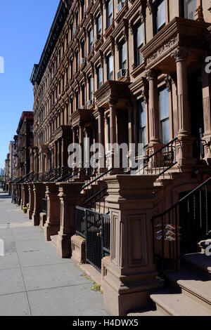 Renovierte historischen Sandsteinhaus Wohnung Gebäude an der Lenox Avenue auch bekannt als Malcolm X Boulevard.Harlem.Manhattan,New York City, USA Stockfoto