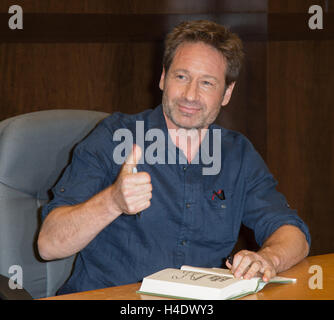 David Duchovny besucht eine Unterzeichnung für sein Buch "Bucky F * Cking Dent" im Barnes & Noble im The Grove am 22. Juni 2016 in Los Angeles, Kalifornien. Stockfoto