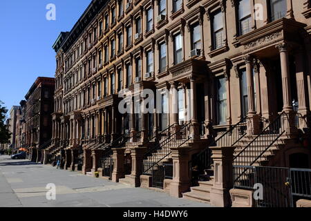 Renovierte historischen Sandsteinhaus Wohnung Gebäude an der Lenox Avenue auch bekannt als Malcolm X Boulevard.Harlem.Manhattan,New York City, USA Stockfoto