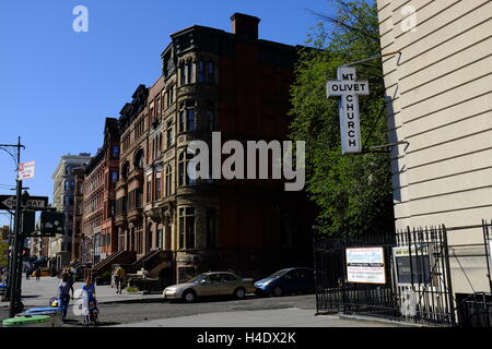 Malcolm X Boulevard mit dem Zeichen des Mount Olivet Baptist Church im Vordergrund. Harlem, New York City, USA Stockfoto