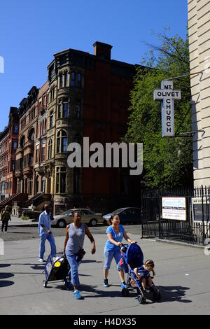 Malcolm X Boulevard mit dem Zeichen des Mount Olivet Baptist Church im Vordergrund. Harlem, New York City, USA Stockfoto