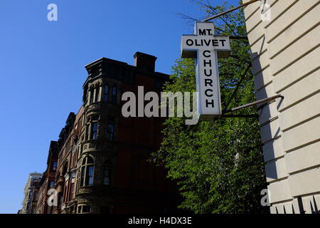 Malcolm X Boulevard mit dem Zeichen des Mount Olivet Baptist Church im Vordergrund. Harlem, New York City, USA Stockfoto