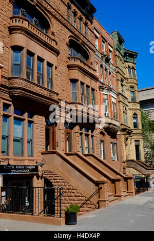 Renovierte historischen Sandsteinhaus Wohnung Gebäude an der Lenox Avenue auch bekannt als Malcolm X Boulevard.Harlem.Manhattan,New York City, USA Stockfoto