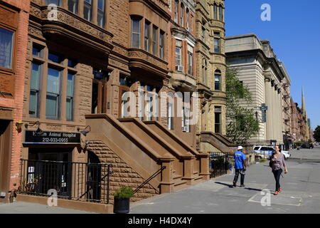 Renovierte historischen Sandsteinhaus Wohnung Gebäude an der Lenox Avenue auch bekannt als Malcolm X Boulevard.Harlem.Manhattan,New York City, USA Stockfoto