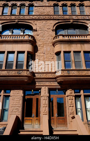 renovierte historische Wohnhäuser am Malcolm X Boulevard in Harlem, Manhattan, New York City, USA Stockfoto