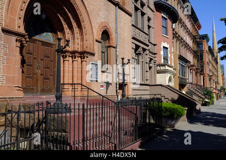 renovierte historische Wohnhäuser am Malcolm X Boulevard in Harlem, Manhattan, New York City, USA Stockfoto