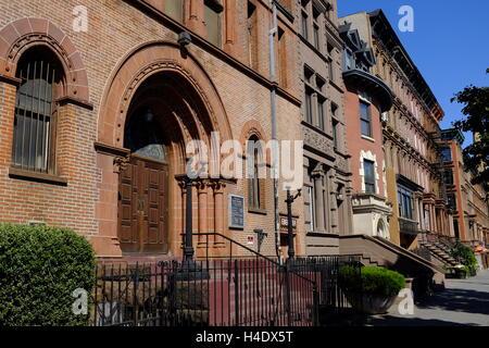 renovierte historische Wohnhäuser am Malcolm X Boulevard in Harlem, Manhattan, New York City, USA Stockfoto