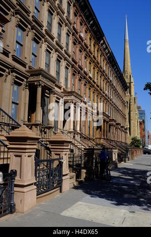 renovierte klassische Sandsteinhaus Mehrfamilienhäuser mit Ephesus Kirche des siebten Adventist.Harlem.Manhattan.New York City, USA Stockfoto