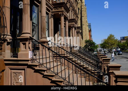 Renovierte historischen Sandsteinhaus Wohnung Gebäude an der Lenox Avenue auch bekannt als Malcolm X Boulevard.Harlem.Manhattan,New York City, USA Stockfoto