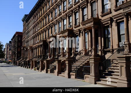 Renovierte historischen Sandsteinhaus Wohnung Gebäude an der Lenox Avenue auch bekannt als Malcolm X Boulevard.Harlem.Manhattan,New York City, USA Stockfoto