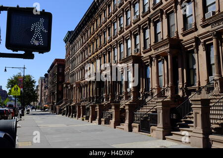 Renovierte historischen Sandsteinhaus Wohnung Gebäude an der Lenox Avenue auch bekannt als Malcolm X Boulevard.Harlem.Manhattan,New York City, USA Stockfoto