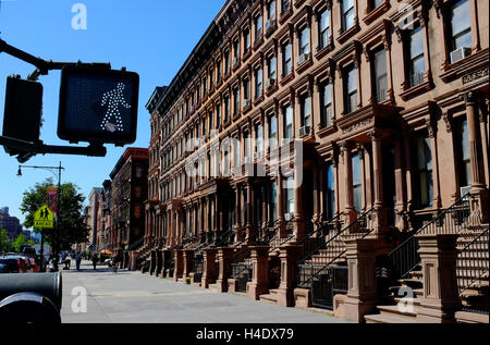 Renovierte historischen Sandsteinhaus Wohnung Gebäude an der Lenox Avenue auch bekannt als Malcolm X Boulevard.Harlem.Manhattan,New York City, USA Stockfoto
