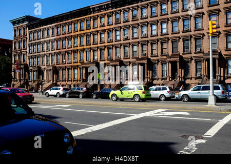Renovierte historischen Sandsteinhaus Wohnung Gebäude an der Lenox Avenue auch bekannt als Malcolm X Boulevard.Harlem.Manhattan,New York City, USA Stockfoto
