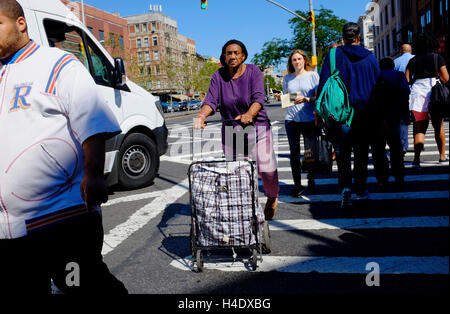 Fußgänger an der 125th Street "Main Street" von Harlem. Harlem.New York City.USA Stockfoto