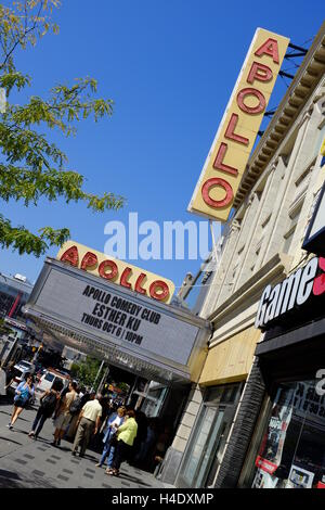 Fußgänger an der 125th Street mit Zeichen des Apollo Theater am Eingang des Theaterin Hintergrund. Harlem, New York City, USA Stockfoto