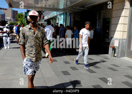 Fußgänger an der 125th Street "Main Street" von Harlem. Harlem.New York City.USA Stockfoto