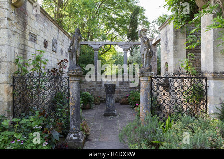 Iford Manor, Wiltshire. Frühsommer, Italianate Garten, entworfen von Harold Peto Stockfoto