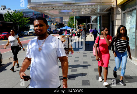 Fußgänger an der 125th Street "Main Street" von Harlem. Harlem.New York City.USA Stockfoto