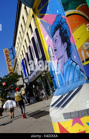 Straße Wandbild an der 125th Street mit dem Zeichen des Apollo Theater im Hintergrund. Harlem, New York City, USA Stockfoto