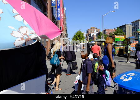 Fußgänger an der 125th Street "Main Street" von Harlem. Harlem.New York City.USA Stockfoto