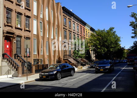 Ein neu gebautes Haus unter renovierten klassischen Sandsteinhaus Mehrfamilienhäuser. Harlem,Manhattan.New York City, USA Stockfoto