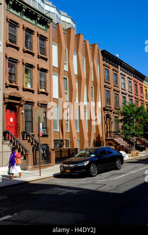 Ein neu gebautes Haus unter renovierten klassischen Sandsteinhaus Mehrfamilienhäuser. Harlem,Manhattan.New York City, USA Stockfoto