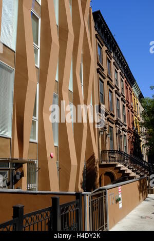 Ein neu gebautes Haus unter renovierten klassischen Sandsteinhaus Mehrfamilienhäuser. Harlem,Manhattan.New York City, USA Stockfoto