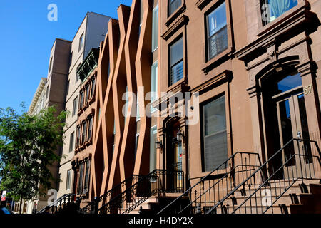 Ein neu gebautes Haus unter renovierten klassischen Sandsteinhaus Mehrfamilienhäuser. Harlem,Manhattan.New York City, USA Stockfoto