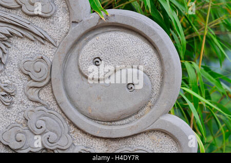 Yin und Yang Symbol auf einer Steinmauer in Hunyuan Hall in der landschaftlich reizvollen Gegend der Taiping-Palast in Qingdao China in der Provinz Shandong. Stockfoto